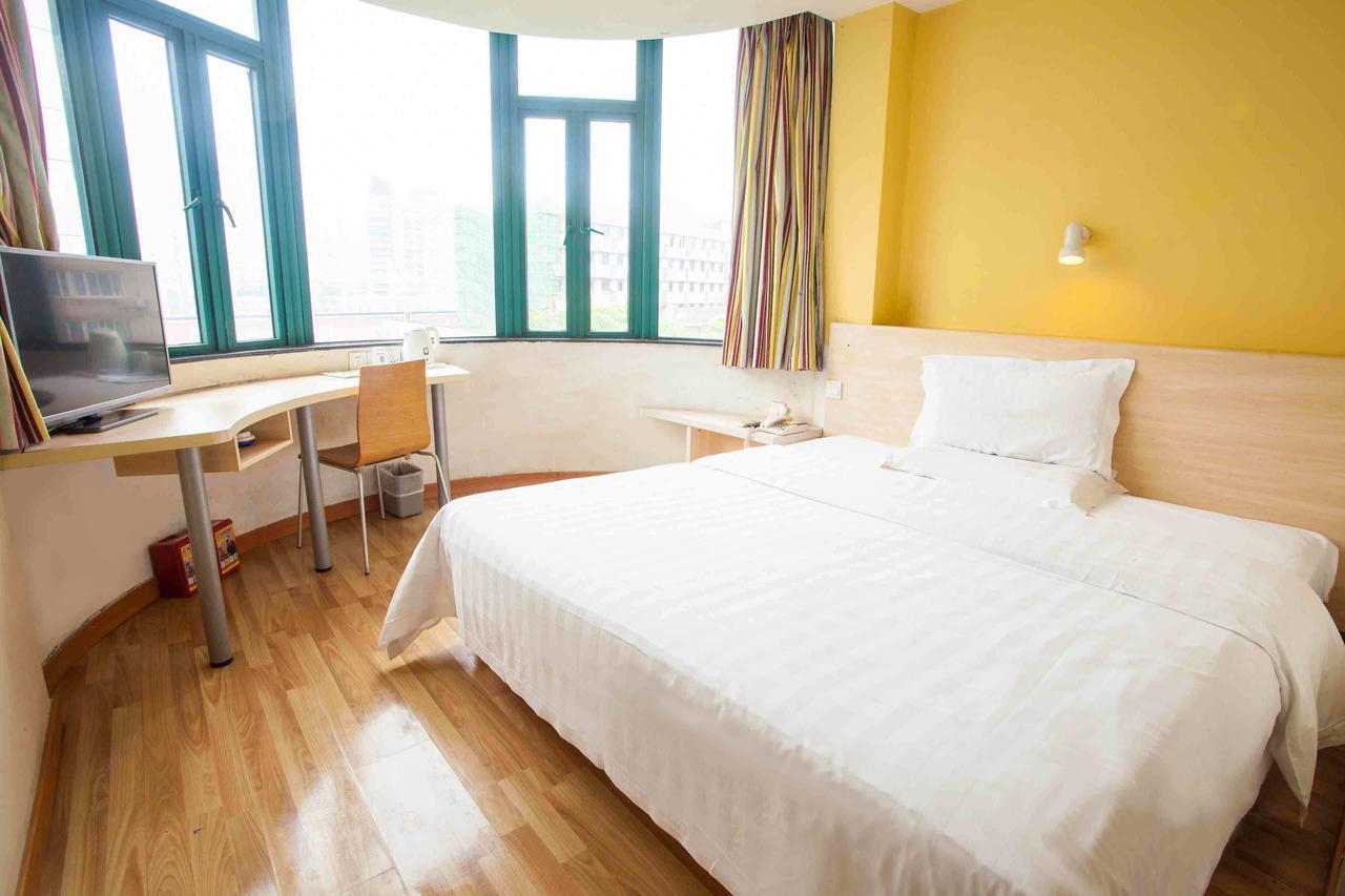 7 Days Inn Yangjiang Xinyue International Studio Oda fotoğraf